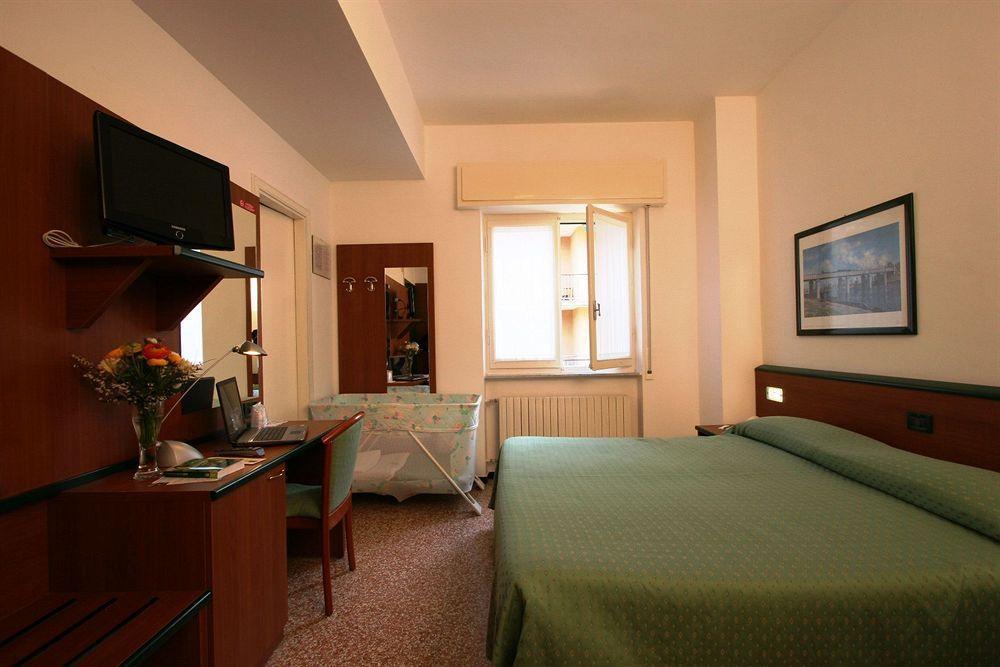 Albergo Adriana Челле-Лигуре Экстерьер фото