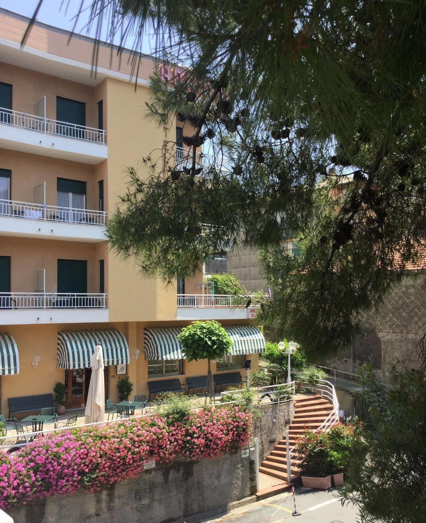 Albergo Adriana Челле-Лигуре Экстерьер фото