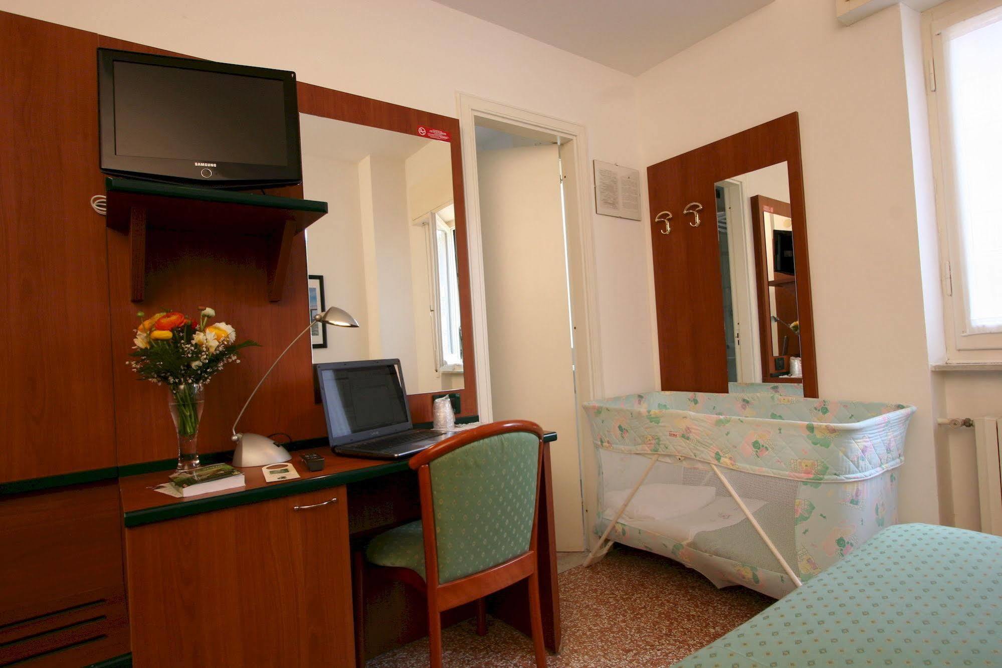Albergo Adriana Челле-Лигуре Экстерьер фото
