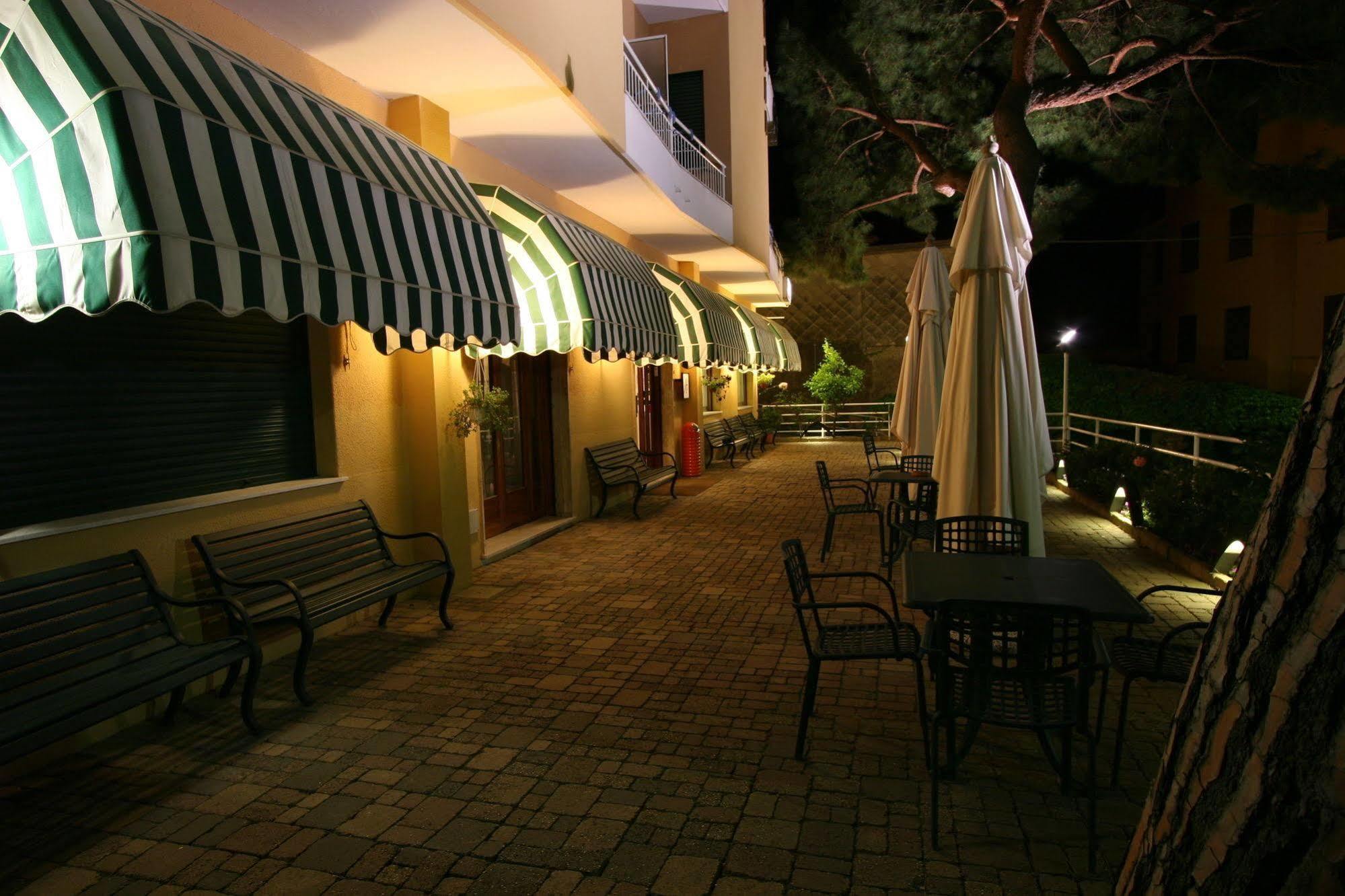 Albergo Adriana Челле-Лигуре Экстерьер фото